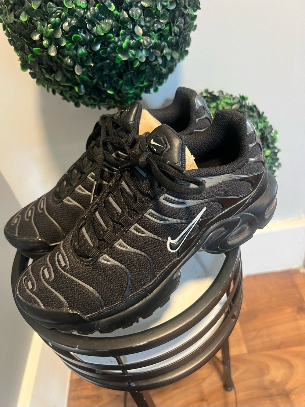 Nike Air Max Plus TN 6Y women 7.5 Low Top Lace-Up Cushioned Sneaker Black/Gray